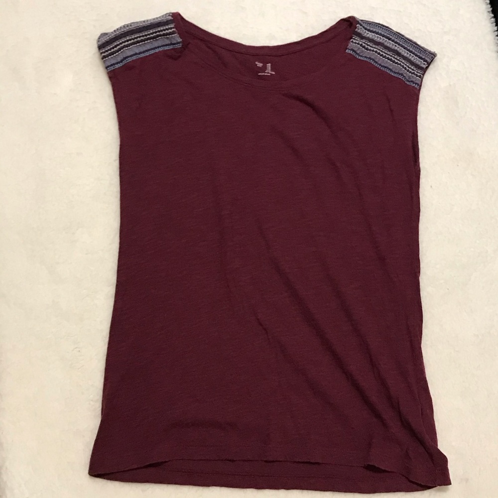 Gap woman’s top burgundy size S